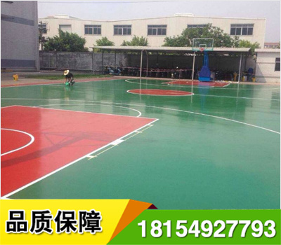 新疆硅PU球場是一種符合人體工學(xué)原理并滿足運(yùn)動(dòng)物理特性需要，具備上硬下彈結(jié)構(gòu)特征并能直接在水泥或?yàn)r青基礎(chǔ)上施工的健康型*彈性合成球場面層材料系統(tǒng).