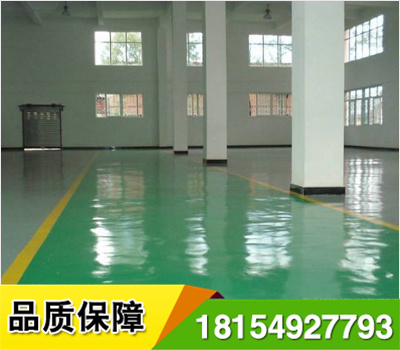 環(huán)氧樹(shù)脂砂漿地坪漆施工注意事項(xiàng) 1、環(huán)境溫度為25℃時(shí)，施工后2-3天應(yīng)達(dá)到實(shí)干，即硬度達(dá)到完成固化的80%左右； 2、表面不能出現(xiàn)發(fā)粘現(xiàn)象； 3、氣泡：平涂型、砂漿型無(wú)氣泡，自流